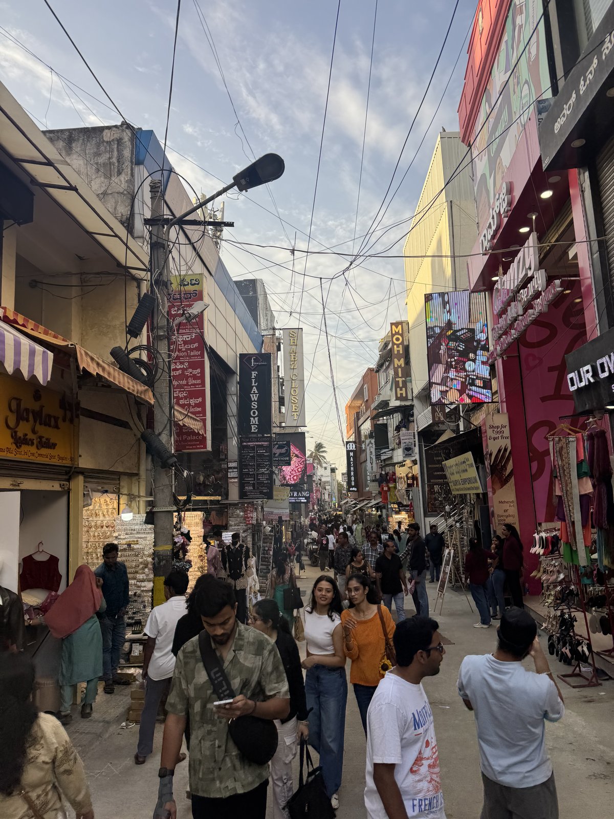 A bustling Bangalore street market